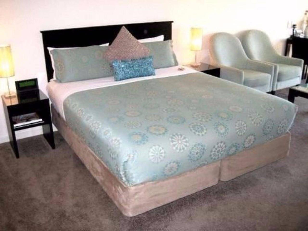 Salerno Motel Apartments Κράισττσερτς Εξωτερικό φωτογραφία A bed with a bed skirt