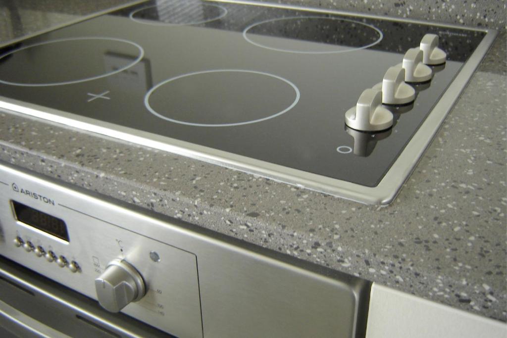 Salerno Motel Apartments Κράισττσερτς Δωμάτιο φωτογραφία A ceramic stovetop