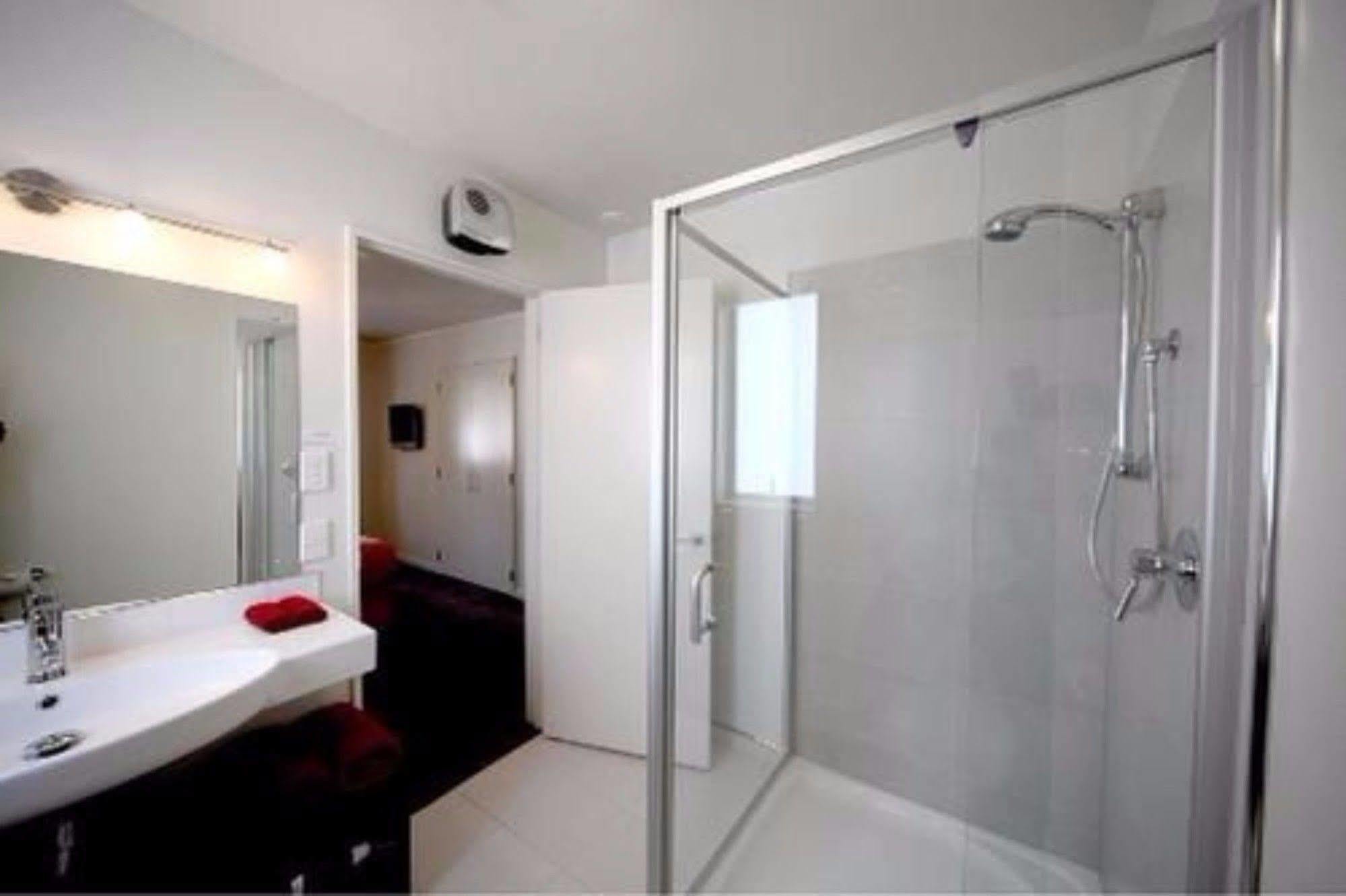 Salerno Motel Apartments Κράισττσερτς Εξωτερικό φωτογραφία A shower cubicle