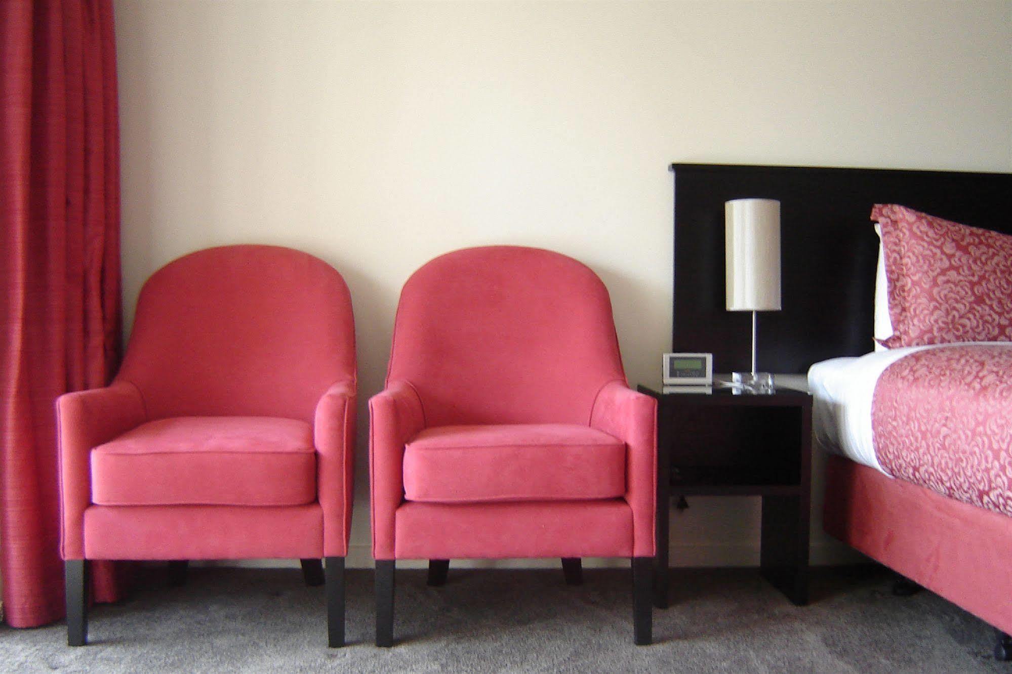 Salerno Motel Apartments Κράισττσερτς Εξωτερικό φωτογραφία A pair of club chairs