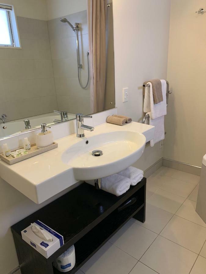 Salerno Motel Apartments Κράισττσερτς Εξωτερικό φωτογραφία Bathroom in a hotel