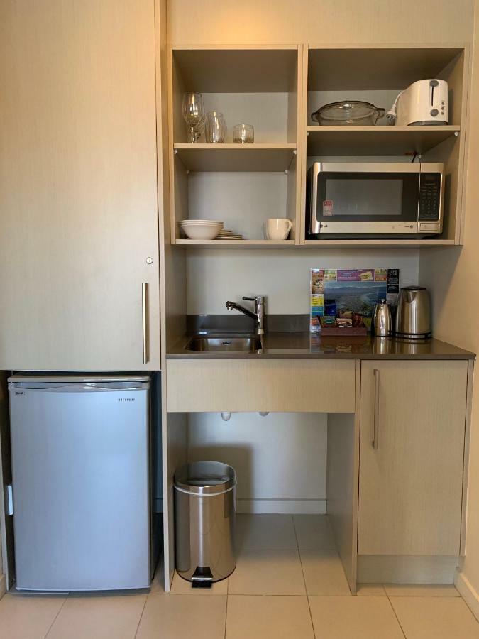 Salerno Motel Apartments Κράισττσερτς Εξωτερικό φωτογραφία A kitchenette in a hotel room