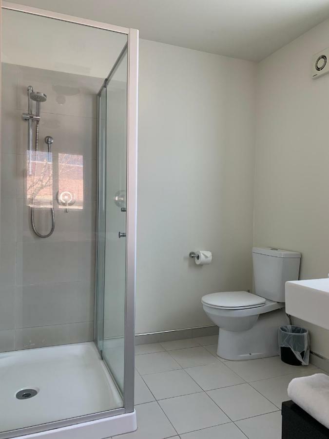 Salerno Motel Apartments Κράισττσερτς Εξωτερικό φωτογραφία A shower cubicle